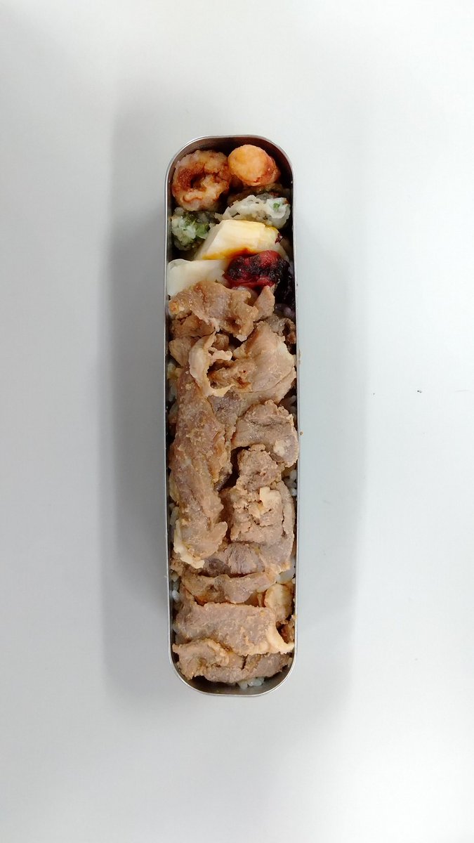 今日の昼飯は、竹輪・カニカマ・こごみの天ぷら、笹かまぼこ、梅干し、豚焼き肉、味噌中敷きご飯 ❗️G/W明けの弁当、旨し‼️👍