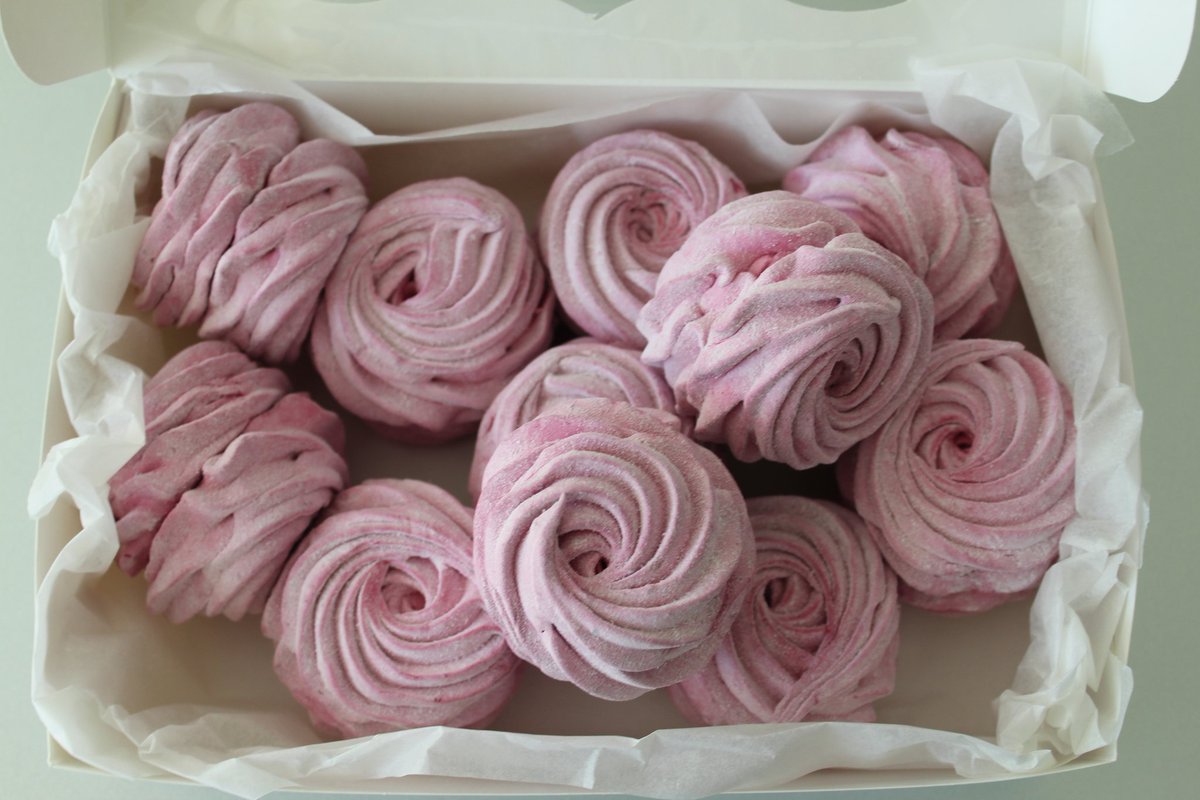 Sweet_gifts_'s tweet photo. Ручна робота, в основі яблучне пюре та ягоди (смородина, малина)

#зефір #солодощі #кориснаїжа https://t.co/pRcSpKp8sE