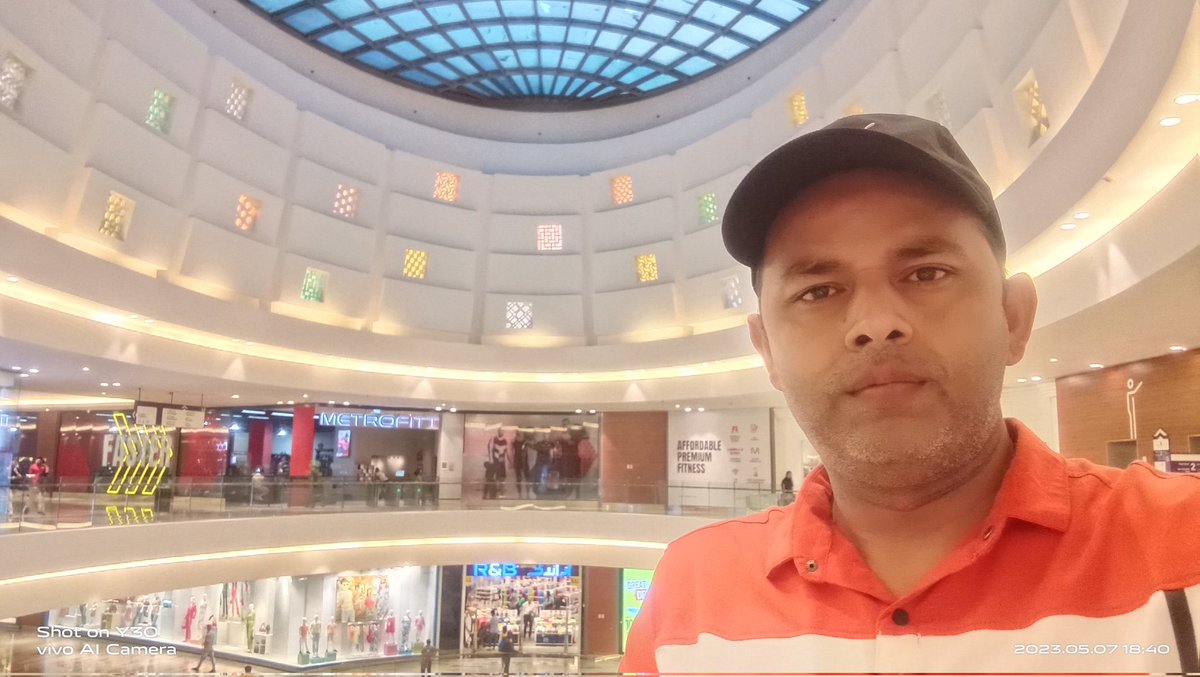 SWEETFARRUKH's tweet photo. After a long time #selfie 
#Fishroundabout 
#Salah_Ud_Din
#AlGuraircenter
#Dubai #UAE 
#FeelingMyself 
#alhumdullilah 
❤️🌹🌺 https://t.co/uP6u1ubCA8