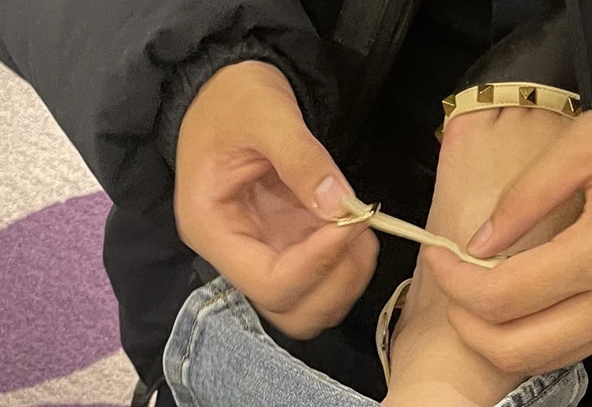 Aloha_Ss1's tweet photo. 每次找图片看到这张都会乐起来
他说他经验不多我其实根本不信
因为男m基本话术[我很乖很听话 我只有理论经验 只爱姐姐一个]
直到我把脚踩在他跪下的腿上 用下巴点了点 示意他给我脱鞋
然后就眼瞅着这也不对 那也不对 最后把我鞋扣子拆了下来惊慌失措…#SM  #女S男M #四爱 #女攻 https://t.co/83yf3Kt8y4