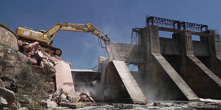 🇪🇦 | ¿Por qué España derriba presas en plena sequía, bajo el pretexto de «restaurar los ríos», justo cuando el agua comienza a cotizar en bolsa?  

Porque hay una partida de dinero público de 2.500 millones de € que nuestros gobernantes y sus socios globalistas quieren