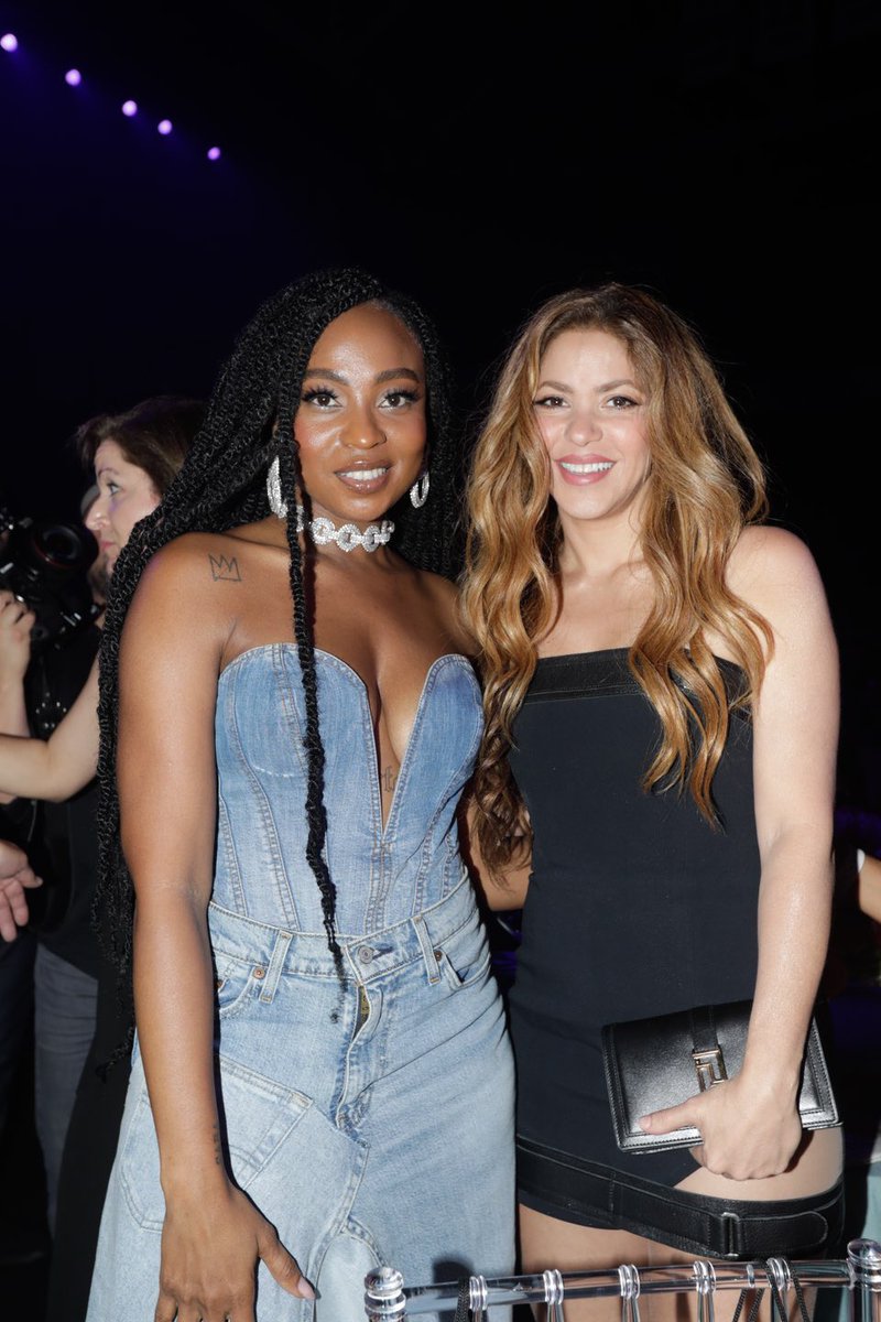 El saludo de <a href="/GOYOCQT/">Goyo 👑🖤✊🏾</a> y <a href="/shakira/">Shakira</a> en los <a href="/LatinBillboards/">Premios Billboard de la Música Latina</a> mucho poder en una foto, grandes mujeres artistas, durante mucho tiempo han representado la música latina. Que emoción verles juntas