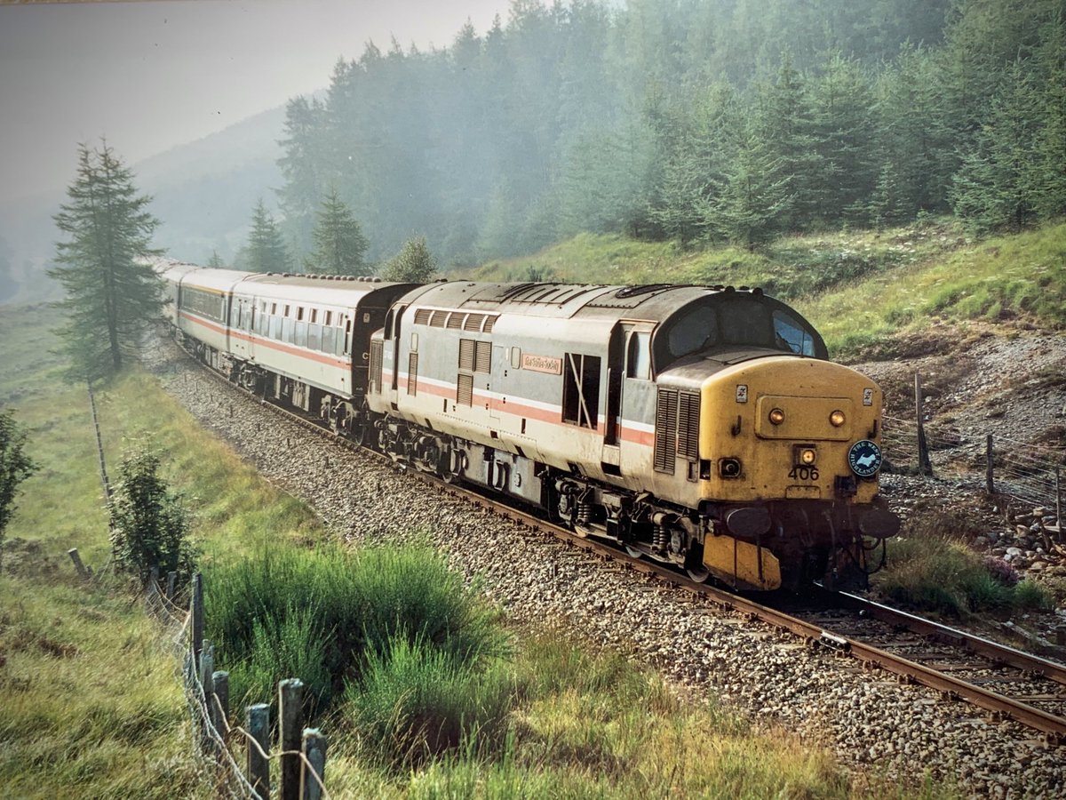 Bit of an early start in the West Highlands, with the mist having yet to burn off. 37406 ‘The Saltire Society’ makes its presence known with the white roofed West Highlander land cruise stock. #Class37 #Tractor #BritishRail #WestHighlands #Trainspotting <a href="/FWHLines/">Friends of the West Highland Lines</a>