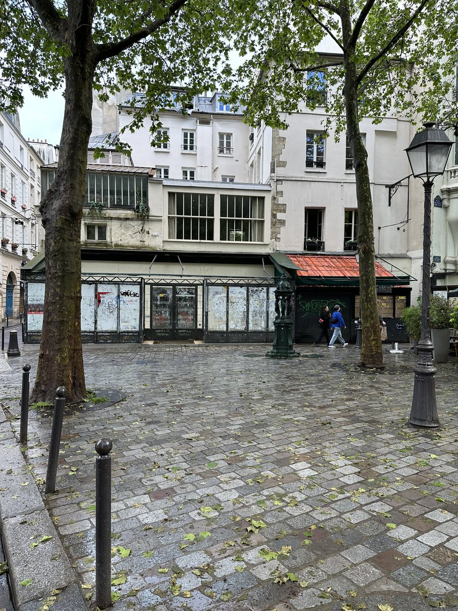 EricKLein_'s tweet photo. Au delà du #saccageparis, le + grave avec #AnneHidalgo c’est que des quartiers entiers ont complètement perdu leur âme comme les abords de la place Saint-Michel qui offrent un tel spectacle de desolation qu’on peine à croire que cet endroit fut le cœur battant du quartier latin https://t.co/mnjJZDjKAh