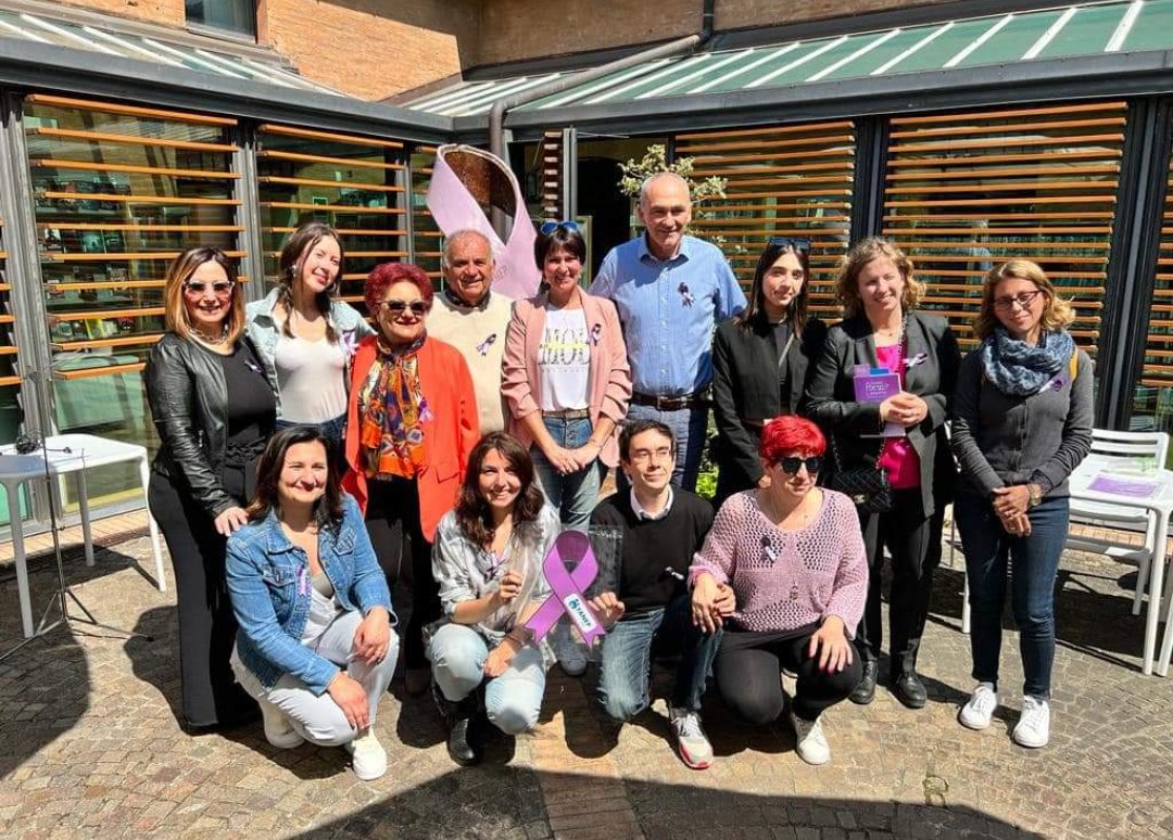 Giornata di premiazioni per il Fiocchetto Lilla di CastelSanPietroTerme. Nel cortile della Biblioteca comunale sono stati premiati i vincitori della 4a edizione del concorso #telodicoinpoesia.
Un grande grazie a tutti gli autori
#orgogliosidiindossareilfiocchettolilla 💜 #fanep