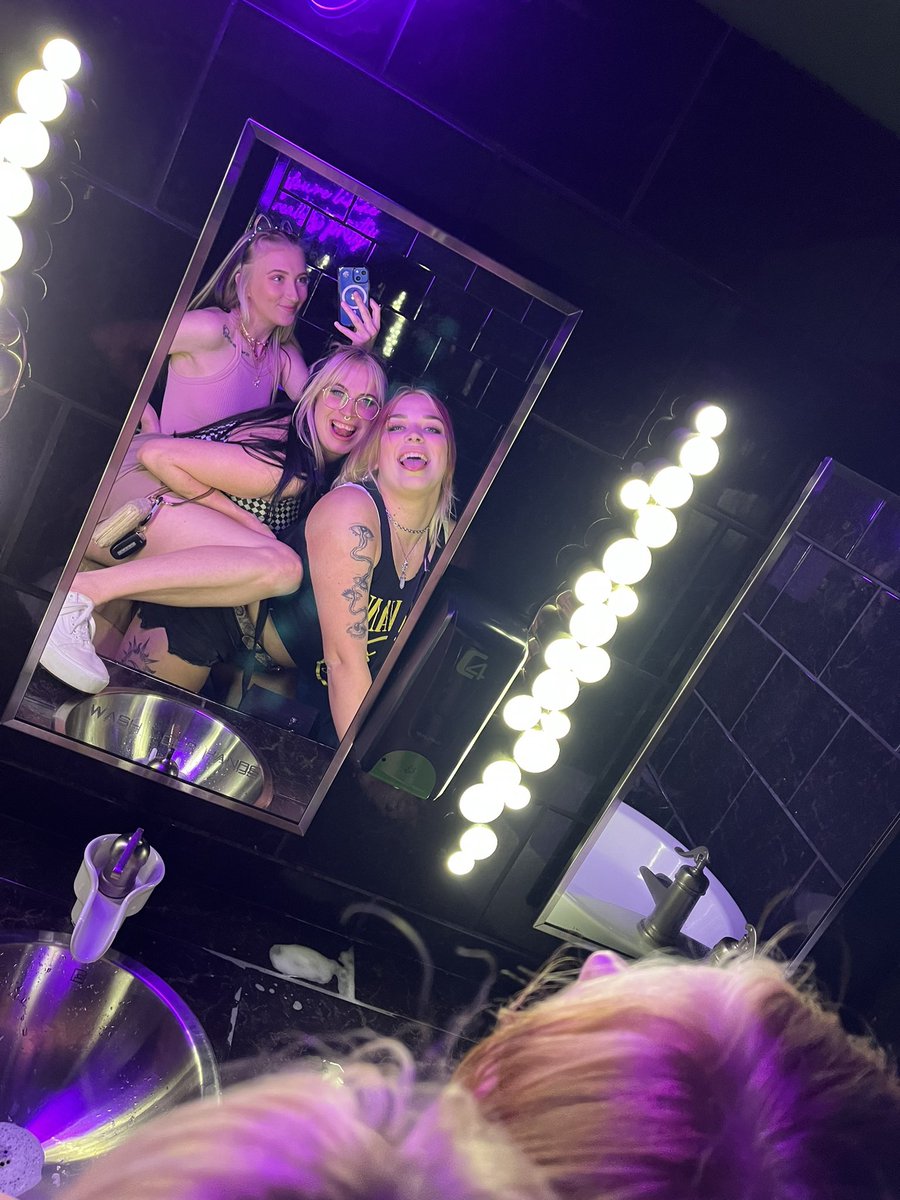 jaeerinn's tweet photo. Night out w the girlies 🤍💅😋 https://t.co/jducg8SAXm