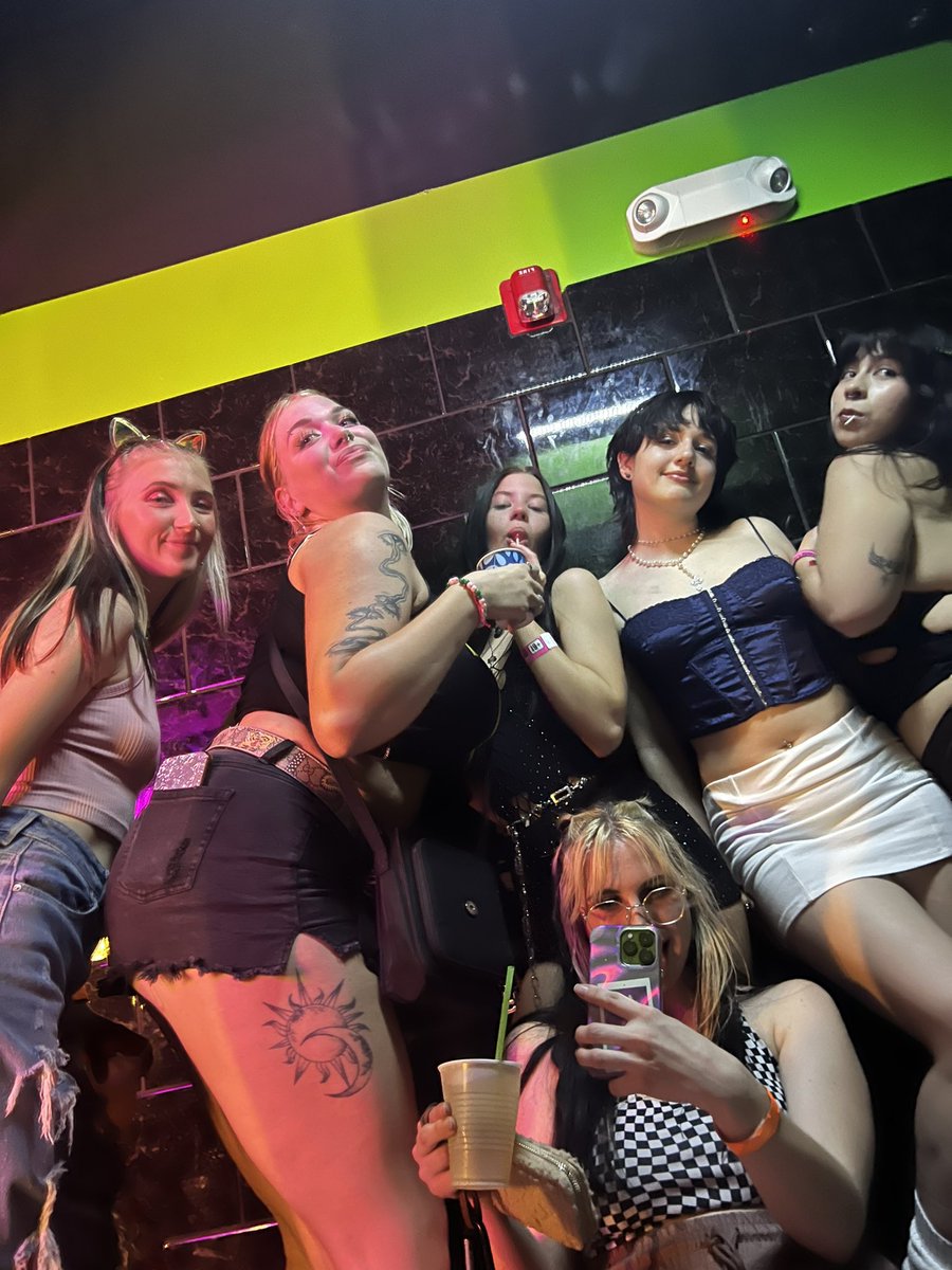 jaeerinn's tweet photo. Night out w the girlies 🤍💅😋 https://t.co/jducg8SAXm