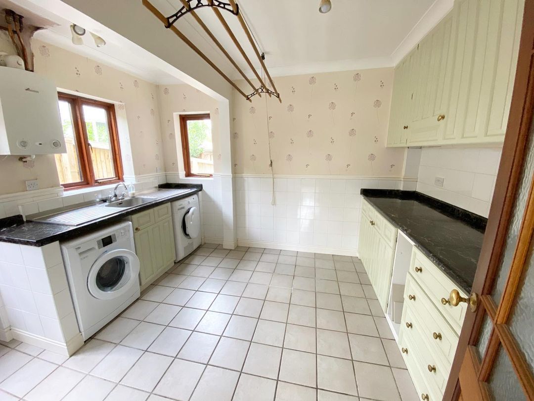 WrenKitchens's tweet image. Swipe for before! ⬅️

This stunning Shaker makeover demonstrates how you can transform any room into the utility of dreams. 

ourfamilyabode_ used our Infinity Shaker in soft Cashmere matt to produce a calming space filled with oodles of storage. 

#wrenkitchens #utilityroom