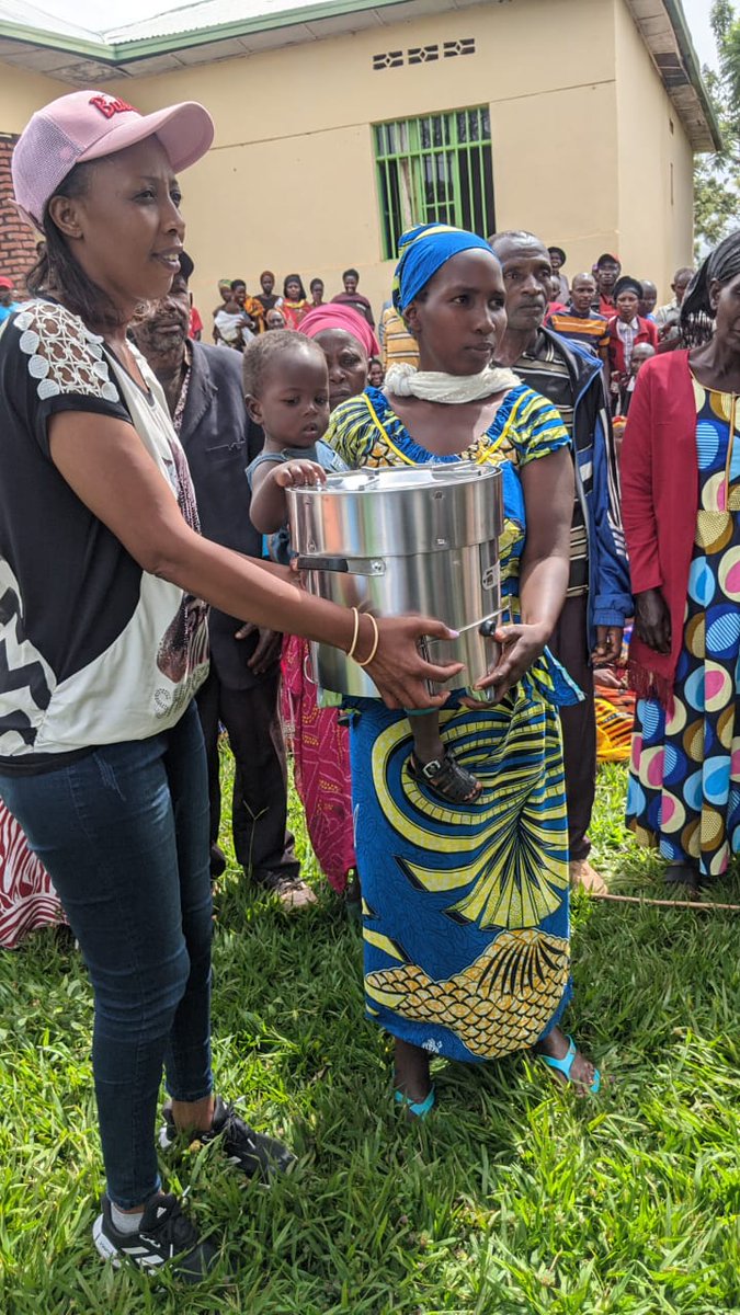 DelAguaStoves's tweet photo. 📍 @NgomaDistrict 
We were joined by the Sector Executive Secretary during the distribution of 2,1200 #improved cookstoves last week.
1,000 stoves in Kibungo - Gatonde &amp; 1,200 stoves in Mugesera - Mugatare.
#CleanCooking
#TubehoNezaRw https://t.co/563BV08Xon