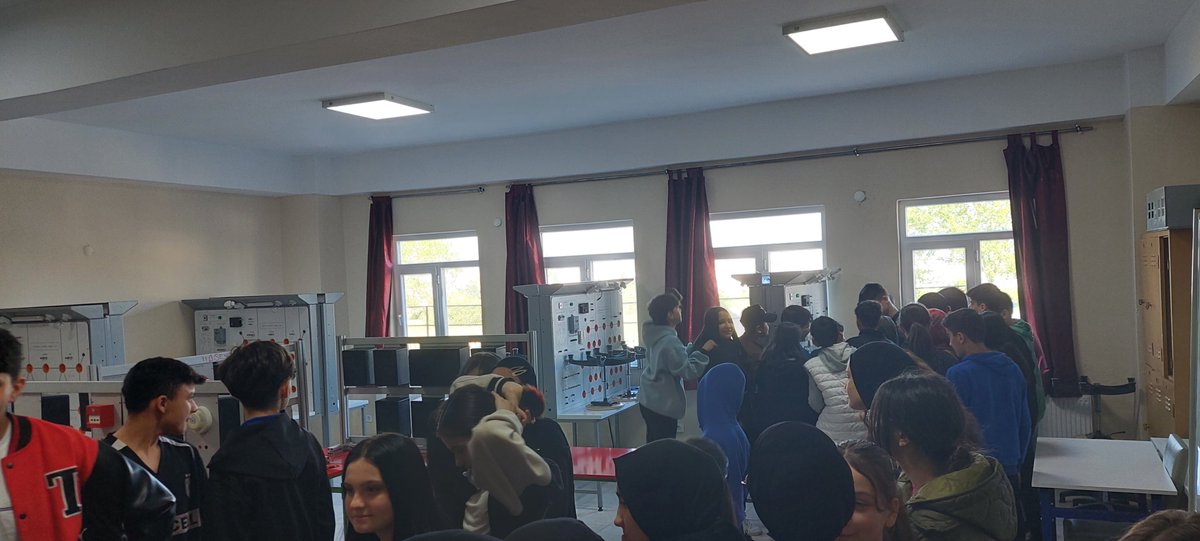 Okulumuz 8. sınıf  öğrencileri Topkapi Sur Okullarını ziyaret ettiler.