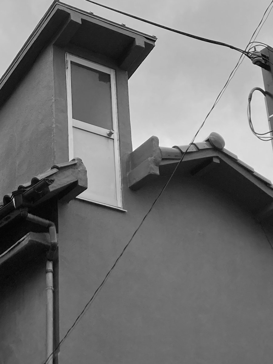 ExiJapan's tweet photo. 全面は道路だから
桁方向には建物なかったはずだし？

けらばも古い瓦だし？

後付けか持ち出しでバルコニーみたいなモノが
あったにしては高さが合わないし？

何のための塔屋なんだ？

ホンマに誰か珍百景に頼んで
謎を解明して欲しい https://t.co/A4XH4PJunw