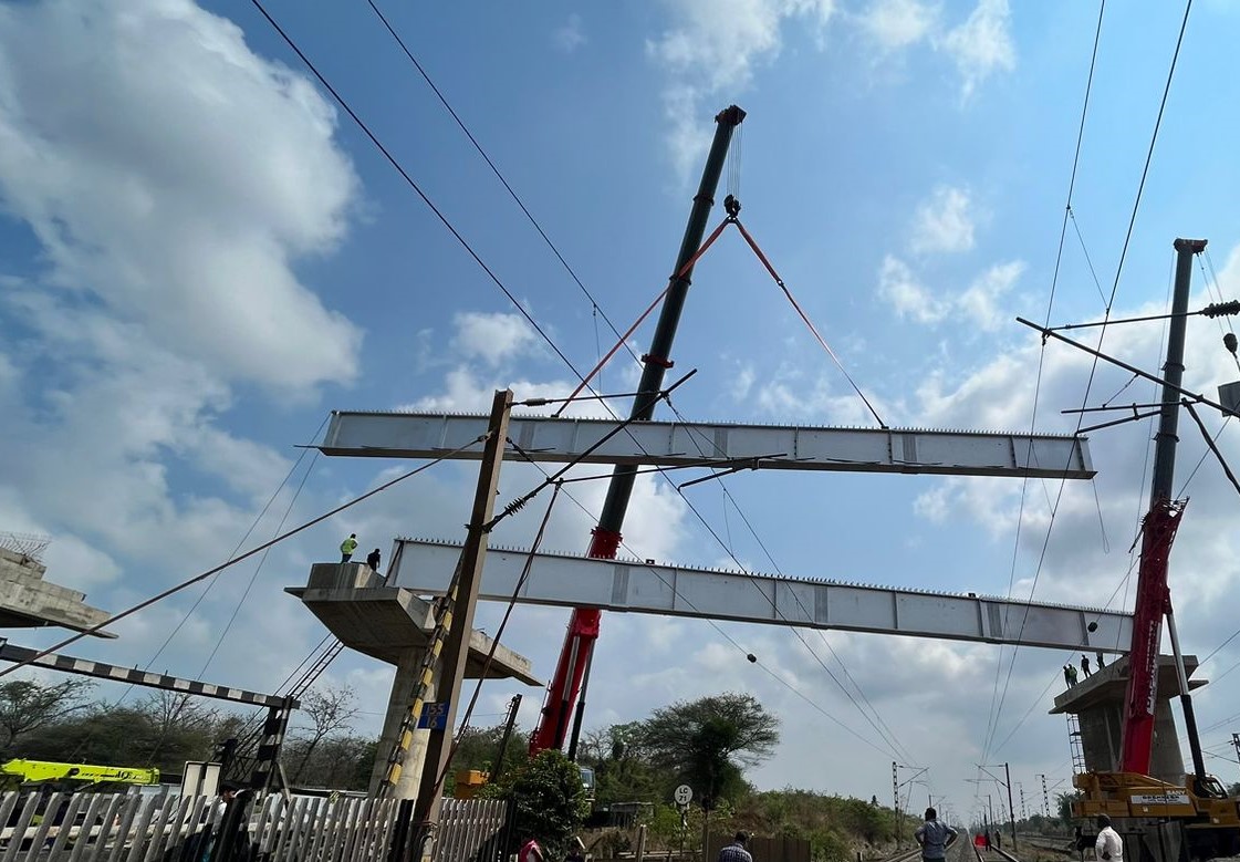 dfccil_india's tweet photo. Girder launching consisting of 36 m span composite girders for Road Over Bridge (ROB) in lieu of level crossing 71 on IR span on WDFC alignment between DFC New Sachin & New Saphale stations and IR’s Sanjan & Bhilad stations was completed on 07.05.2023. #levelcrossingfreeDFC https://t.co/9BB2ZN4ho2