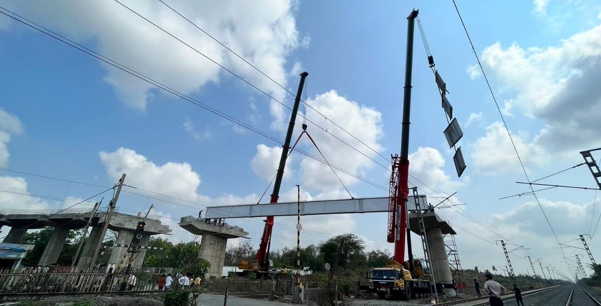 dfccil_india's tweet photo. Girder launching consisting of 36 m span composite girders for Road Over Bridge (ROB) in lieu of level crossing 71 on IR span on WDFC alignment between DFC New Sachin & New Saphale stations and IR’s Sanjan & Bhilad stations was completed on 07.05.2023. #levelcrossingfreeDFC https://t.co/9BB2ZN4ho2