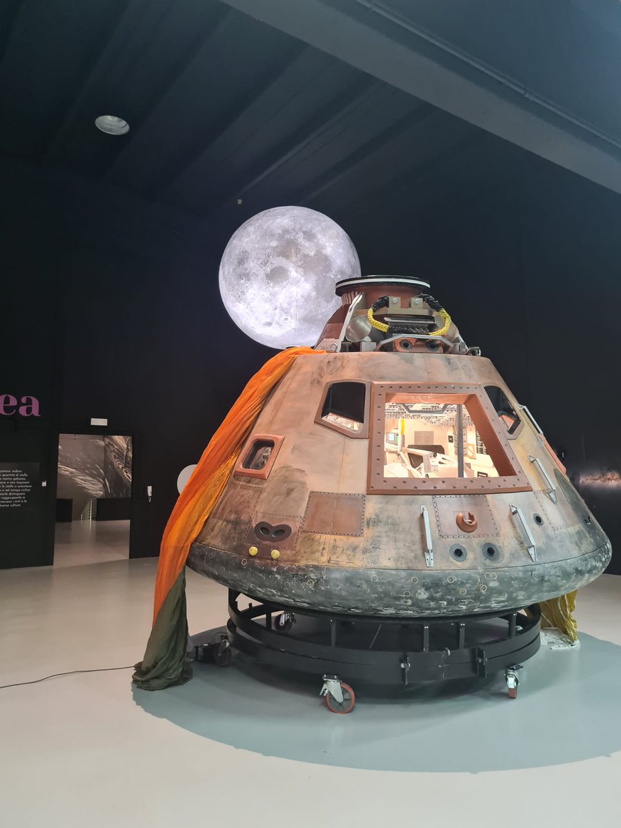 sparkmespace's tweet photo. #SPARKmeSpace arricchisce i propri spazi con un’altra straordinaria attrazione spaziale: #shuttle#Columbia, il modulo di comando dell’#Apollo 11, ovvero la capsula che ha portato tre #astronauti, #Armstrong, #Collins e #Aldrin, ad orbitare la #Luna nel 1969 https://t.co/sYVzbr66On