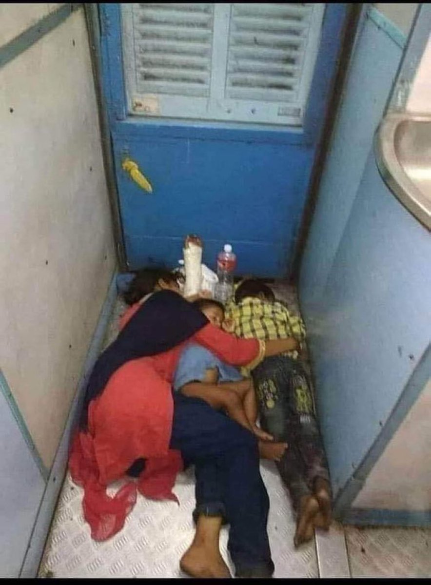 ARPITHABRS's tweet photo. Nothing changed for Poor.
And,
#PrAdhani is busy in waving flag to rich people train #VandeBharatExpress
#Modi_Hatao_Desh_Bachao https://t.co/qzaN4pffMw