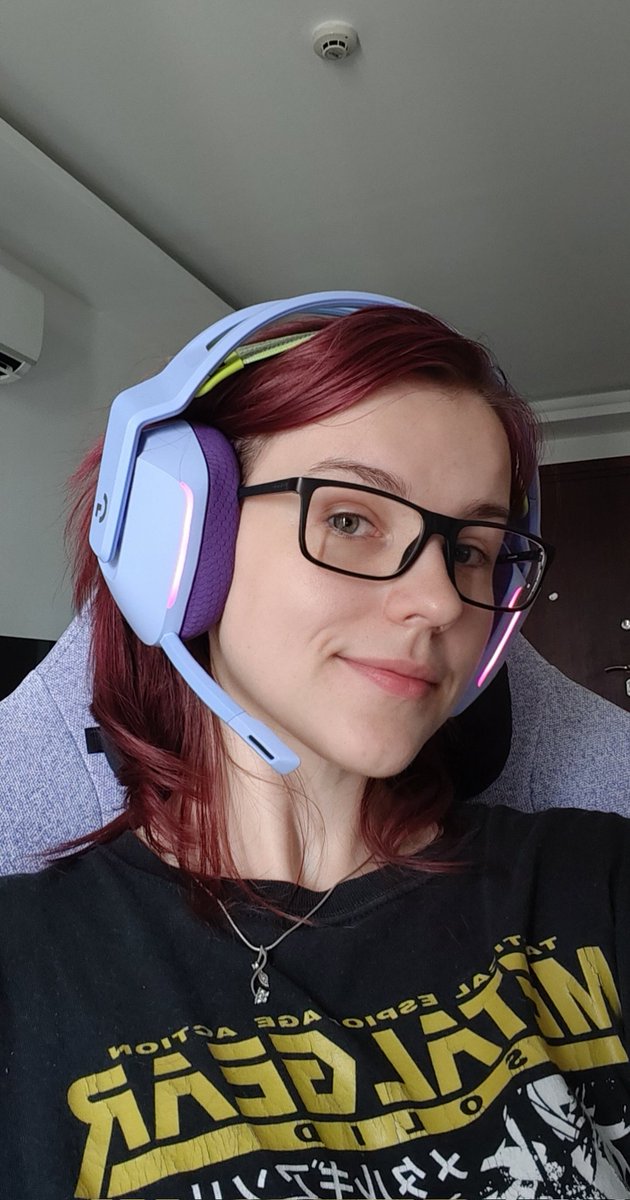 Интвэ on Twitter: "Купив наушники в тон к креслу 🤭"