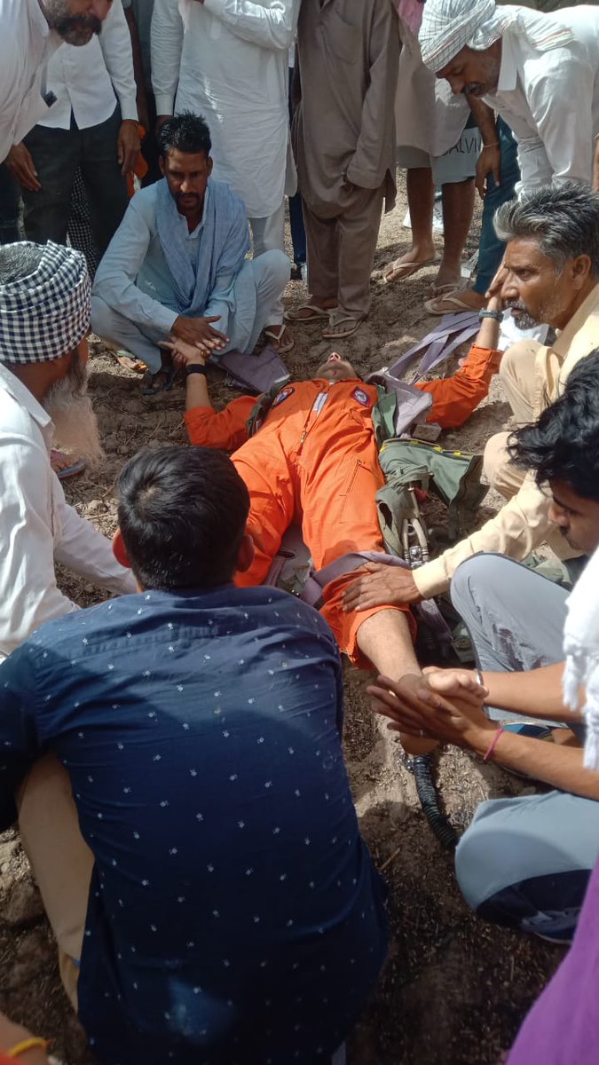 sshakti579's tweet photo. यही जज्बा हमे हिंदुस्तानी बनाए रखता है

राजस्थान के हनुमानगढ़ में वायु सेना का #मिग21 क्रैश होने के बाद पायलट की जान बचाते स्थानीय निवासी.
मोहब्बत की इसी मिट्टी को हिंदुस्तान कहते हैं

#MiG21 https://t.co/GEgmSZQwYK