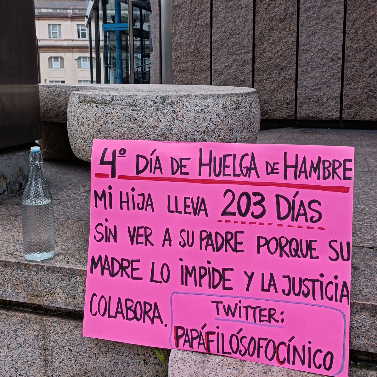 Cuarto día de huelga de hambre.

Se empiezan a notar los primeros síntomas del ayuno total: debilidad física, calambres, taquicardia y embotamiento mental.

¡Seguimos! 💪