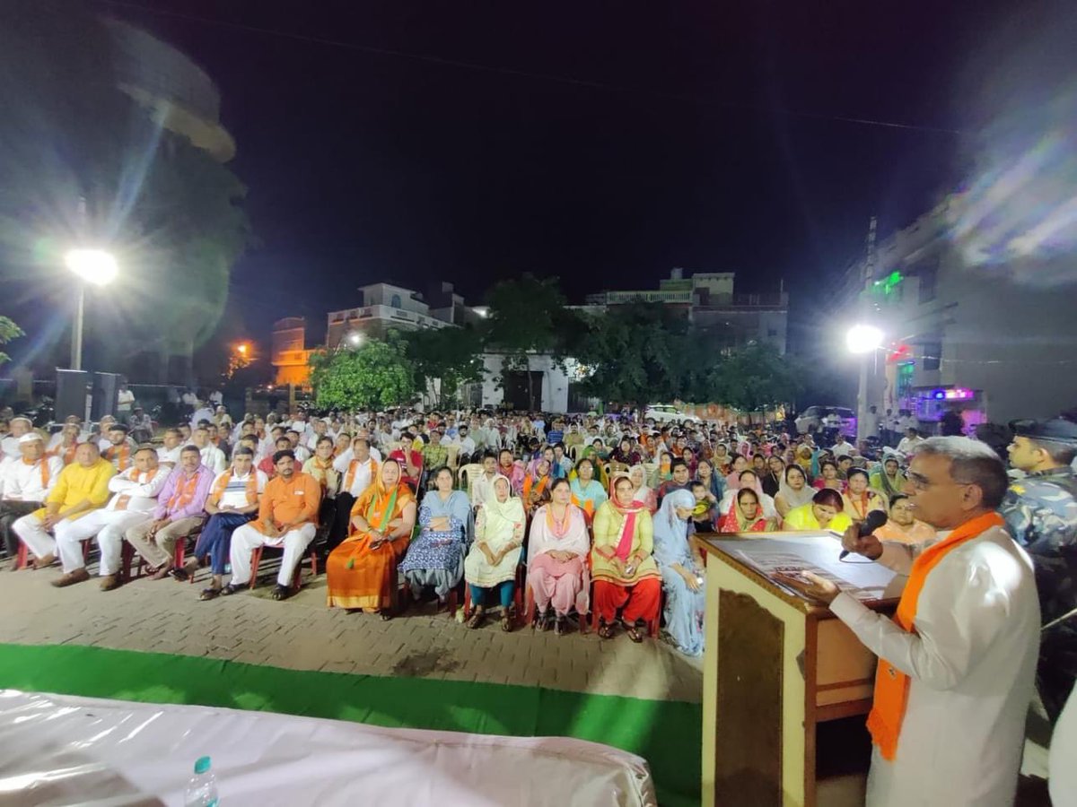 dr_satyapal's tweet photo. लोकसभा क्षेत्र की नगर पालिका बड़ौत के आवास विकास, कॉलोनी निवासि��ों का भाजपा प्रत्याशी श्री Sudhir maan  जी को पूर्ण समर्थन । कालोनी में विशाल जन सभा को सम्बोधित करने का सौभाग्य मिला। https://t.co/ukXDjAzS31
