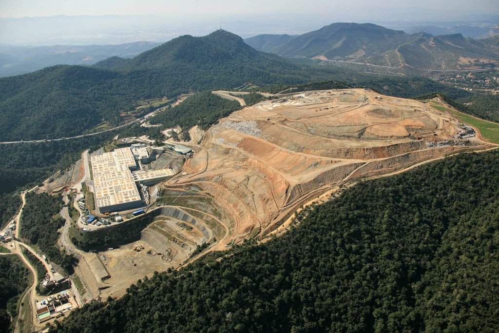 🚮Què passa quan tanca un abocador?

Vacarisses es prepara per clausurar per sempre l'abocador de Coll de Cardús. Queden 70.000 tones de capacitat, i quan entri l'última, acabaran 50 anys de maldecaps pels veïns... I també de diners a les arques municipals.