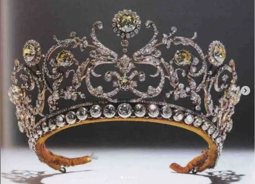 RobinLynnKing2's tweet photo. #EverythingRoyal #RoyalTiara
This iconic tiara is Princess Olga of Greece's Boucheron Diamond Tiara.Made in 1907 by Basset for Boucheron on behalf of Russian noblewoman Princess Maria Pavlovna Abamelik-Lazarev, daughter of industrialist Count Pavel Pavlovich Demidov https://t.co/SxEPHY8yrP