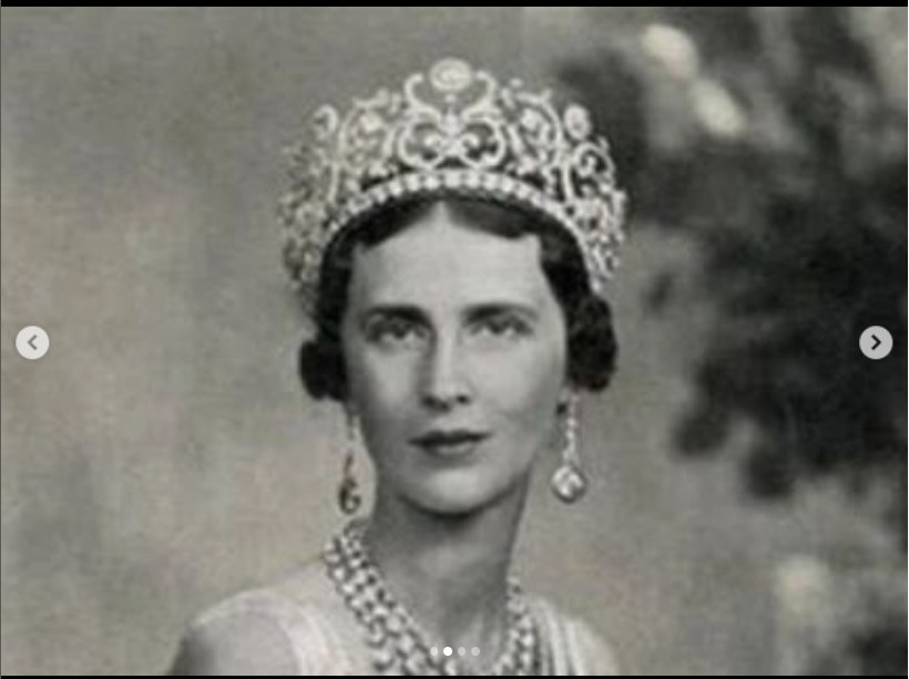 RobinLynnKing2's tweet photo. #EverythingRoyal #RoyalTiara
This iconic tiara is Princess Olga of Greece's Boucheron Diamond Tiara.Made in 1907 by Basset for Boucheron on behalf of Russian noblewoman Princess Maria Pavlovna Abamelik-Lazarev, daughter of industrialist Count Pavel Pavlovich Demidov https://t.co/SxEPHY8yrP
