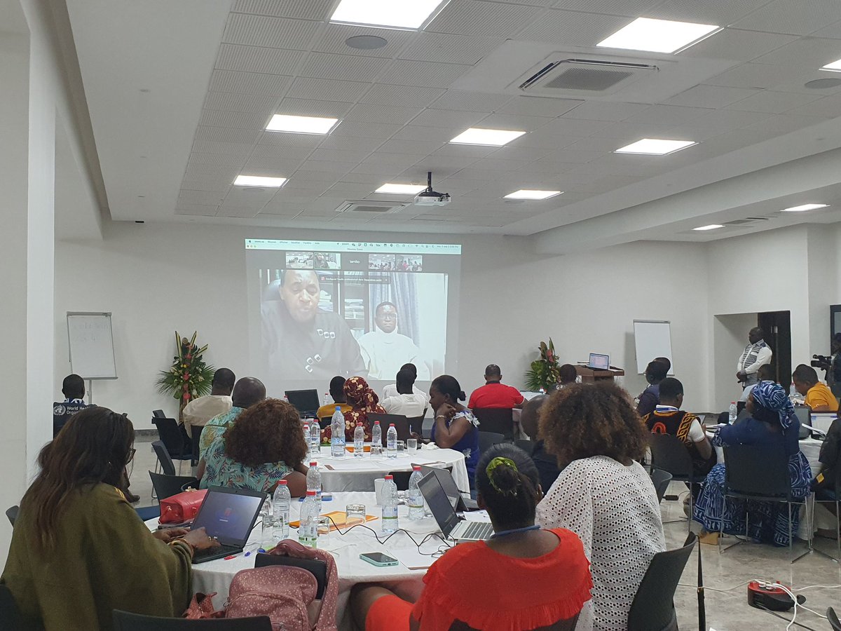 whocmr's tweet photo. 5 mai, clôture de la JORle en ligne et sur site. Depuis Yaoundé le Représentant de l'OMS,  accompagné du chargé de l'initiative globale santé pour la paix/AFRO.A Douala au podium de clôture DLM et OMS. Recommandations sur 13 domaines
#WHO #MinsanteCMR https://t.co/aoUvzd22zS