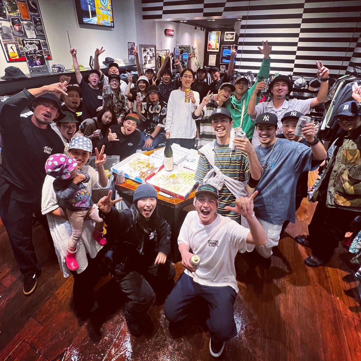 REGULATOR_CREW's tweet image. @VolcomOsaka 現店舗の最終日、また忘れられない日が追加されたね◎
#regcrew #regulator #volcom #volcomjapan