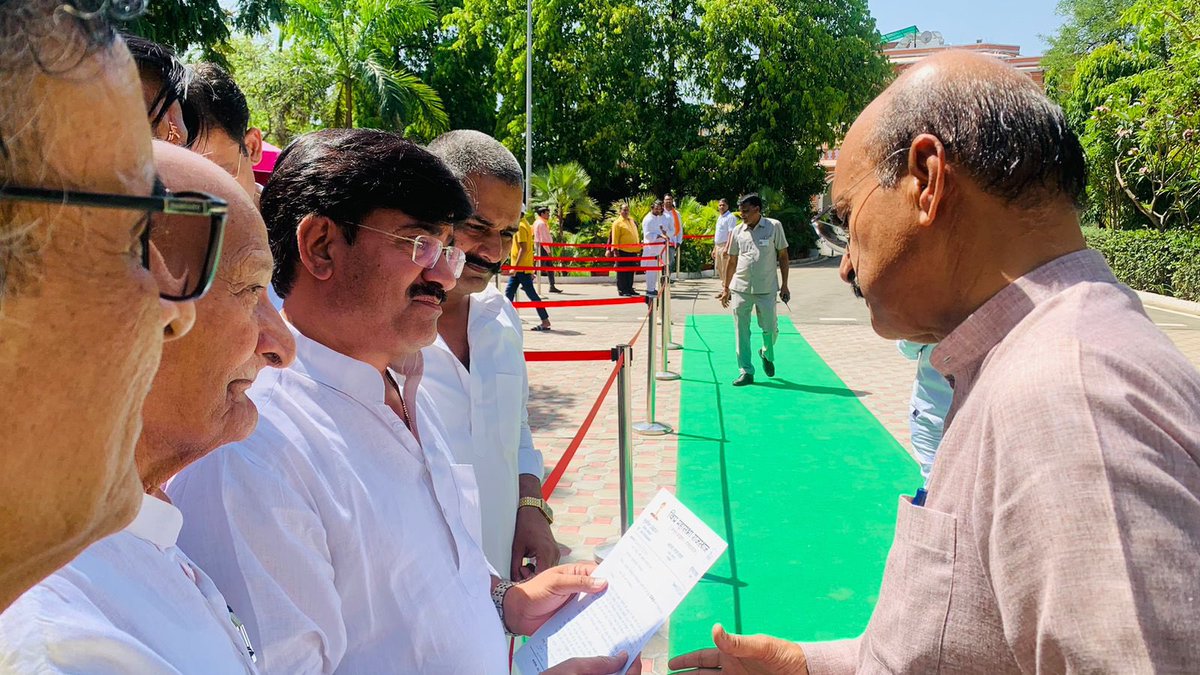 suniludaiya's tweet photo. EWS बोर्ड के अध्यक्ष पद पर नियुक्ति को लेकर विप्र महासभा का प्रतिनिधिमंडल मुख्यमंत्री निवास पर जन अभाव अभियोग अध्यक्ष पुखराज पाराशर जी से मिला और शीघ्र नियुक्ति की माँग की जिससे समस्याओं का निस्तारण हो @ashokgehlot51 @RajCMO https://t.co/BX3GUah0lO