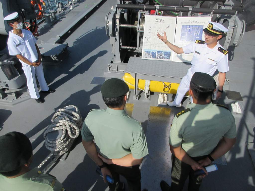 JMSDF_PAO's tweet photo. 4月30日～5月2日、インド太平洋・中東方面派遣(#IMED23)部隊 🇯🇵 は、ブルネイ のムアラ港 🇧🇳 に寄港し、表敬訪問及びボランティア活動等の交流を実施しました。各種親善交流を通じ、ブルネイ海軍との友好親善及び相互理解の増進を図りました。
#自由で開かれたインド太平洋の実現 #FOIP #うらが https://t.co/pqNBYLPq7b