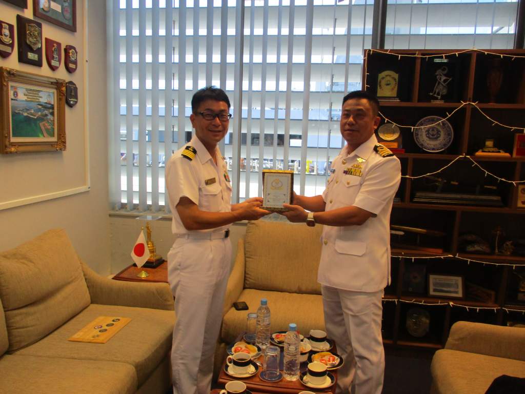jmsdf_pao_eng's tweet photo. 30 APR - 2 MAY #IMED23 unit 🇯🇵 called at the port of Muara, #Brunei 🇧🇳, conducted exchange activities such as courtesy calls and volunteer activities.
Through various goodwill exchanges, IMED23 promote friendship and mutual understanding with the Brunei Navy.

#FOIP https://t.co/UZWhLafRlW