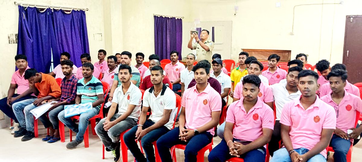 bastikuchala's tweet photo. Training session of newly inducted Police Mitras going on at Reserve Police Office, Bhubaneswar.
#BastiKuChala https://t.co/qMNHhxirRE