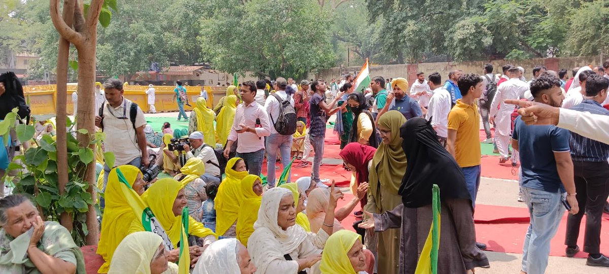 JIHMarkaz's tweet photo. Jamaat-e-Islami Hind Secretaries Atiya Siddique (@AtiyaSiddiqua) and Rahmatunnisa A (@RahmathunnissaA) extended their support for India's top female wrestlers by visiting them at their ongoing protest at Jantar Mantar in New Delhi. 1/2

#WrestlersProtest #JIH #JamaateIslamiHind https://t.co/k1h5Ya2JyE
