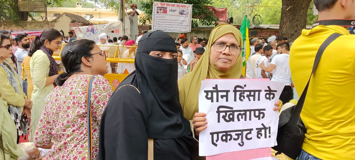 JIHMarkaz's tweet photo. Jamaat-e-Islami Hind Secretaries Atiya Siddique (@AtiyaSiddiqua) and Rahmatunnisa A (@RahmathunnissaA) extended their support for India's top female wrestlers by visiting them at their ongoing protest at Jantar Mantar in New Delhi. 1/2

#WrestlersProtest #JIH #JamaateIslamiHind https://t.co/k1h5Ya2JyE