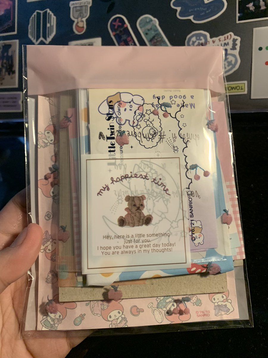 jhtalia_'s tweet photo. ได้รับน้องแทนแล้วนะคะ🥺 ของแถมจุกสุดๆ เยอะจนหาการ์ดไม่เจอตอนแรก แกะไปยิ้มไปจริงๆเลยค่ะ😭 ห่อแน่นหนาแยกซองการ์ดกับตัวการ์ดมาด้วย แม่ค้าก็น่ารักมากๆแจ้งวันส่งเลขแทรคชัดเจน ขอบคุณมากๆเลยนะคะ💖💟💙💚
#amboreview @jjk7v https://t.co/URz6GW7XU8
