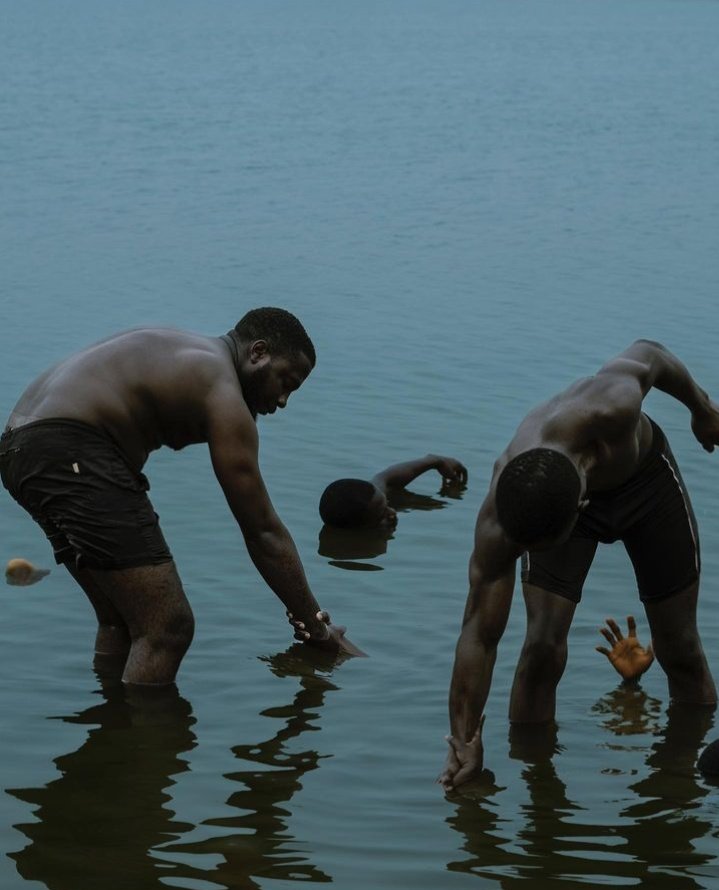 prazzlearts's tweet image. "Cannot Please Everyone"
Photographed by @Frizzlemadeit 

#photography #blackart #afroart #artcollector #surrealism #africanartist #blackartist