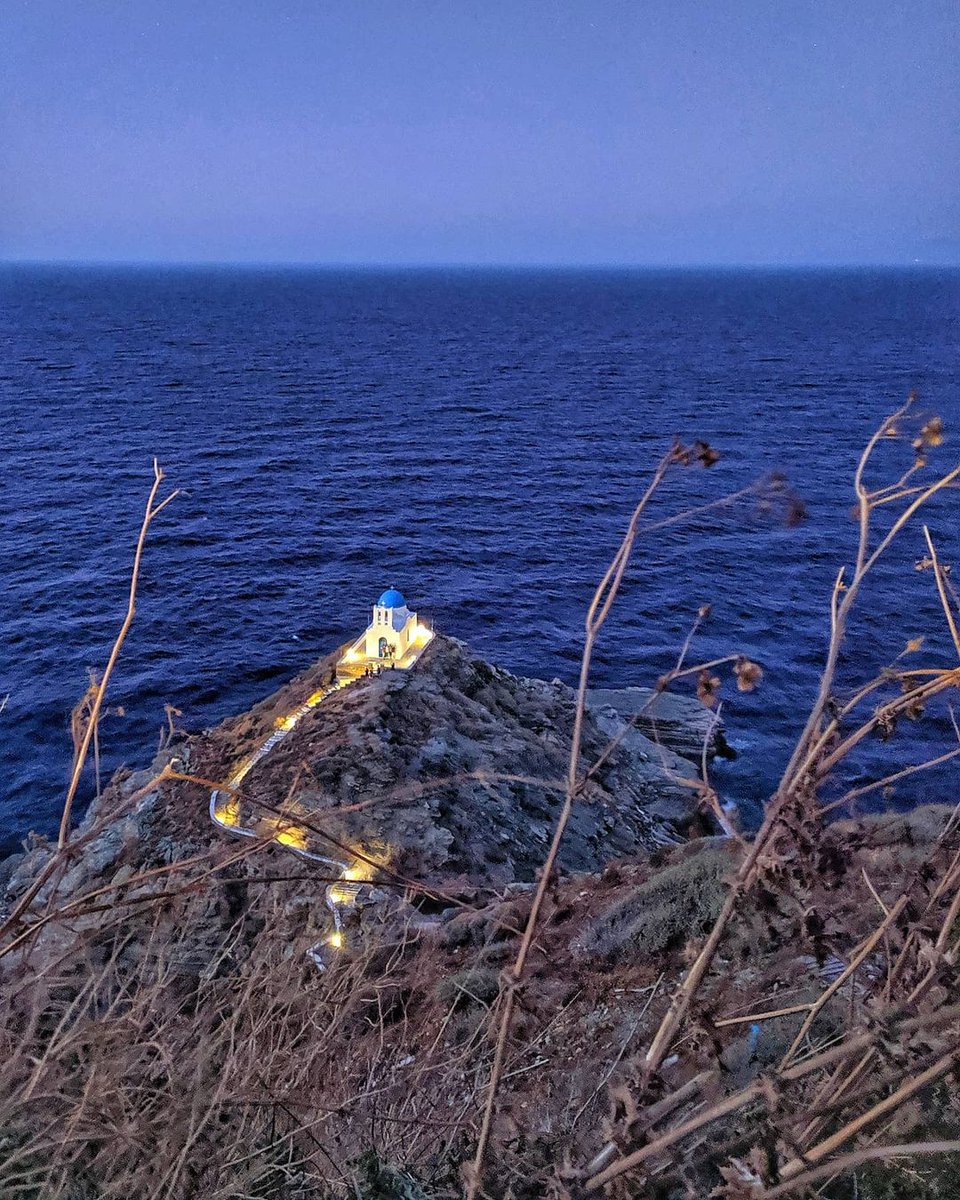 A #chapel in the #village #Kastro surrounded by cliffs… the incredible landscapes of #Sifnos!

sifnos.gr

📷: Manos (instagram.com/mananastasakis)

#visitsifnosisland #visitsifnos #GEM #beach #hiking #visitgreece #greece #cyclades #village #Σίφνος #Ελλάδα #Κυκλάδες