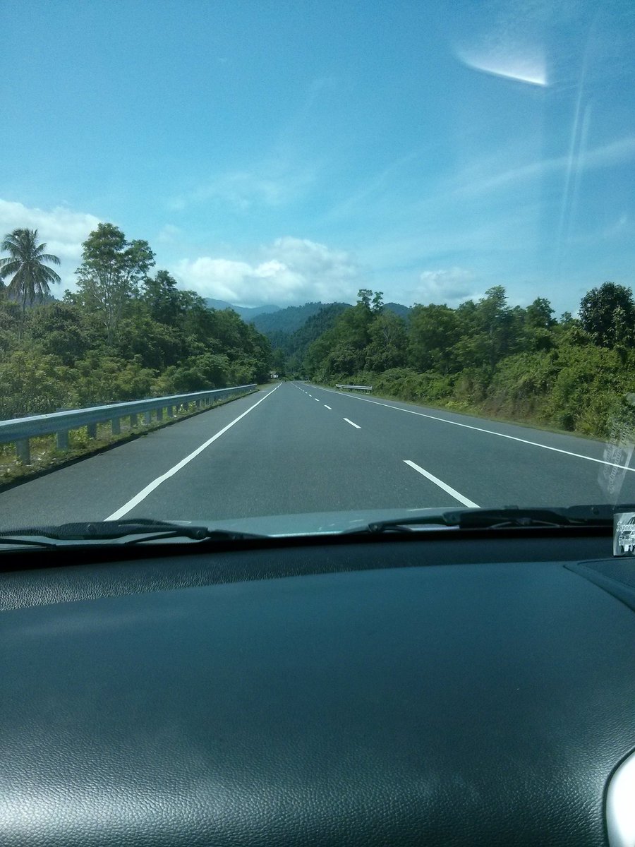 romeogadungan's tweet image. Jalan pesisir barat Aceh yang dibilang hasil kontraktor luar (USAID) itu bentukannya begini, FYI.

Emang mulus banget.