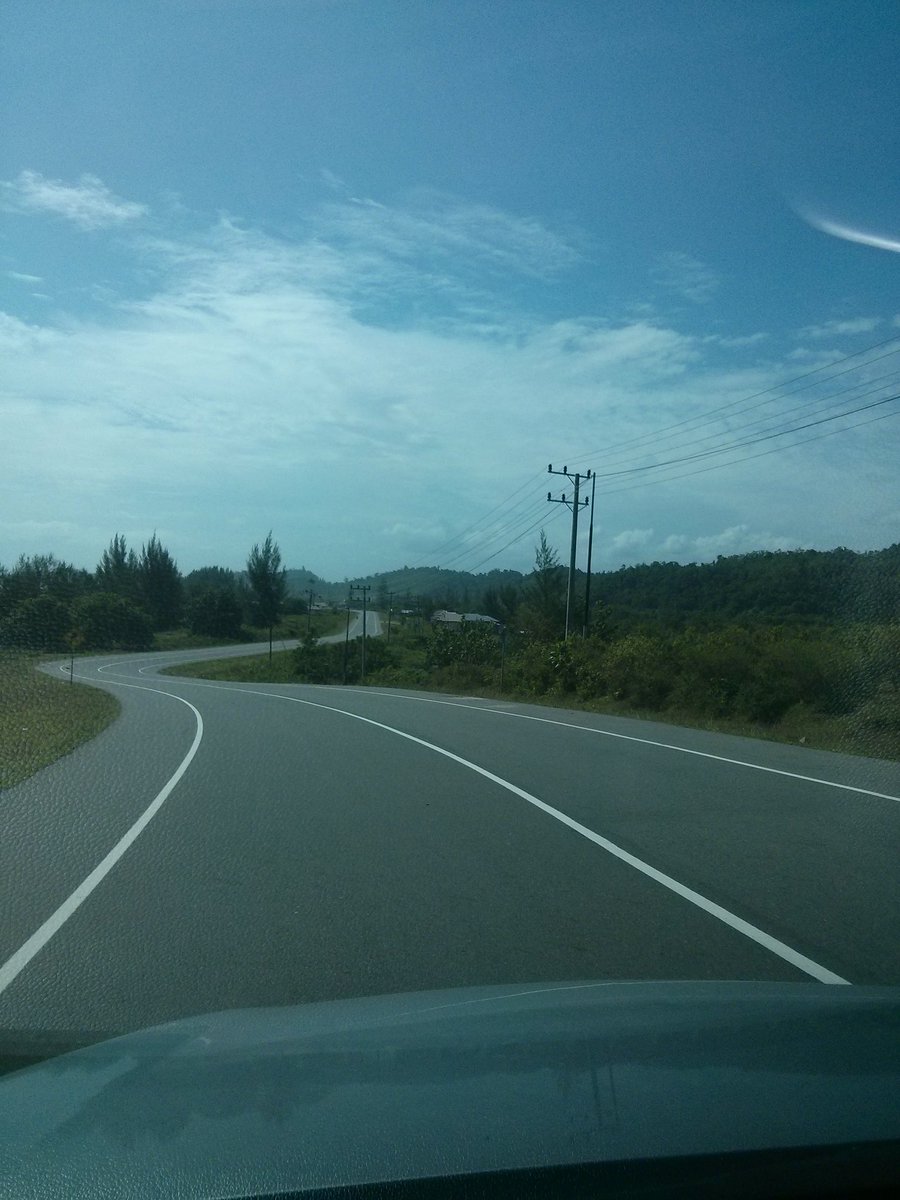 romeogadungan's tweet image. Jalan pesisir barat Aceh yang dibilang hasil kontraktor luar (USAID) itu bentukannya begini, FYI.

Emang mulus banget.