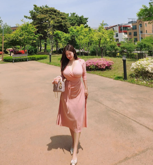 BrookCrane10's tweet photo. 能一只手抓住我的大奶吗 点赞送私照 #反差 #巨乳 #口交 https://t.co/7pGNR5vxcp