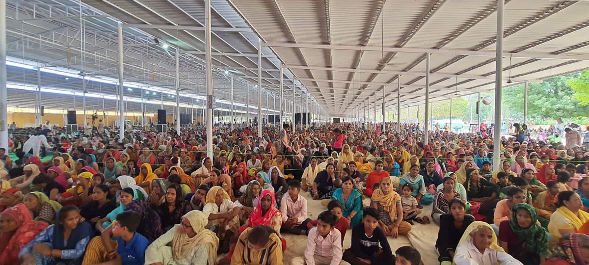 DSSNewsUpdates's tweet photo. The energy of disciples attending Satsang Bhandara in Barnawa, UP is electric. This celebration of humanity & faith is a sight to behold. We are obliged to Saint Dr. @Gurmeetramrahim Singh Ji Insan for bestowing another month of celebration in our lives in form of #SatsangBhandara. See glimpses here!