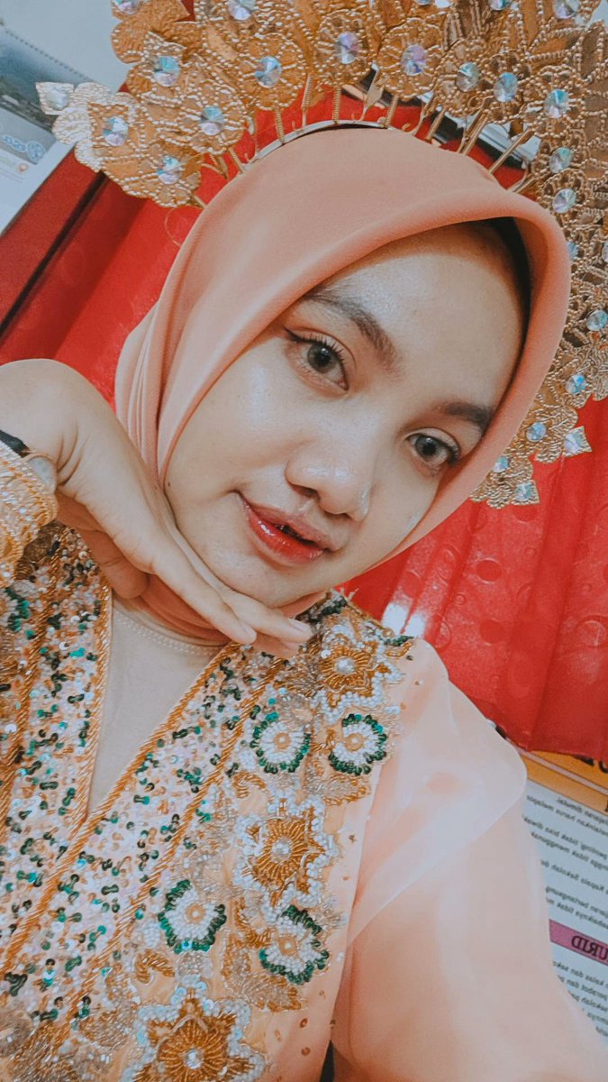 Edelweisss26's tweet image. Luv this traditional clothes💖 

#Bajubodo
#Bajuadatbugis 
#mydreamweddingclothes