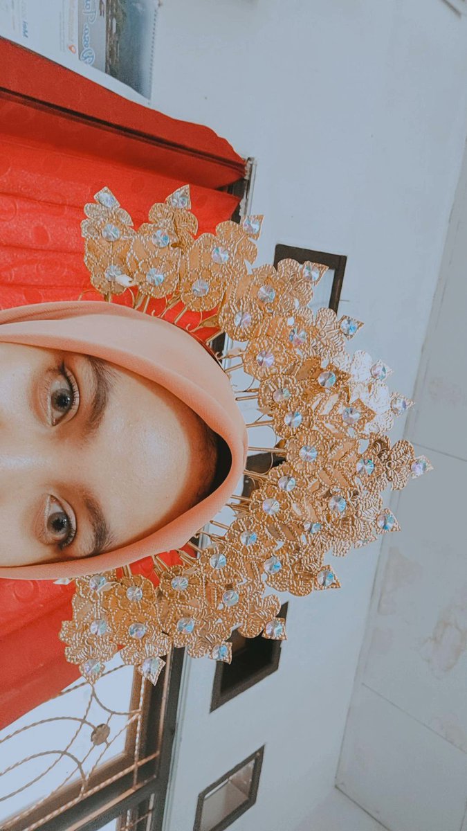 Edelweisss26's tweet image. Luv this traditional clothes💖 

#Bajubodo
#Bajuadatbugis 
#mydreamweddingclothes