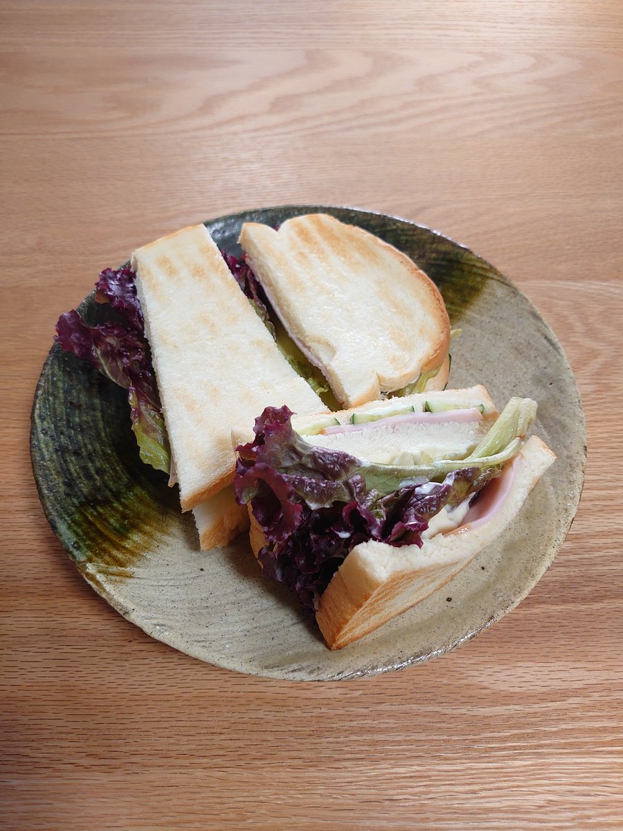 コメダ珈琲でテイクアウトのハムトースト🥪 🥬と松田のマヨネーズも足して遅めの昼ごはん