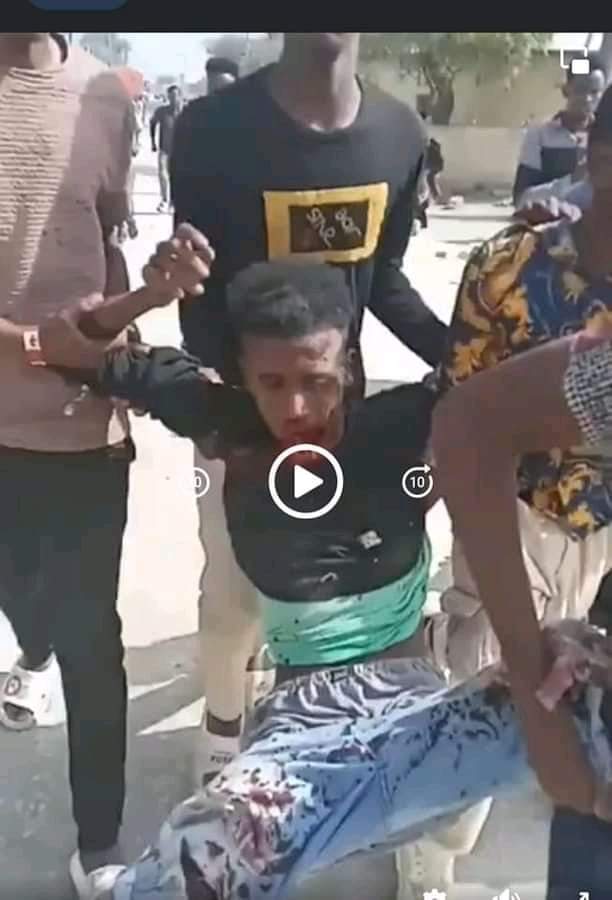 AkMubarik's tweet photo. #Awdal warar dhiilo leh oo naga soo gaadhaya #boorame ayaa waxa la sheegaya in mudaharaadkii ku dhinteen labo qof  halka dhaawaco badan yahay

#awdal sad news from #Borome city says that two people died and many others were injured in the protest.

@AkMubarik https://t.co/qnXwZhKZsQ