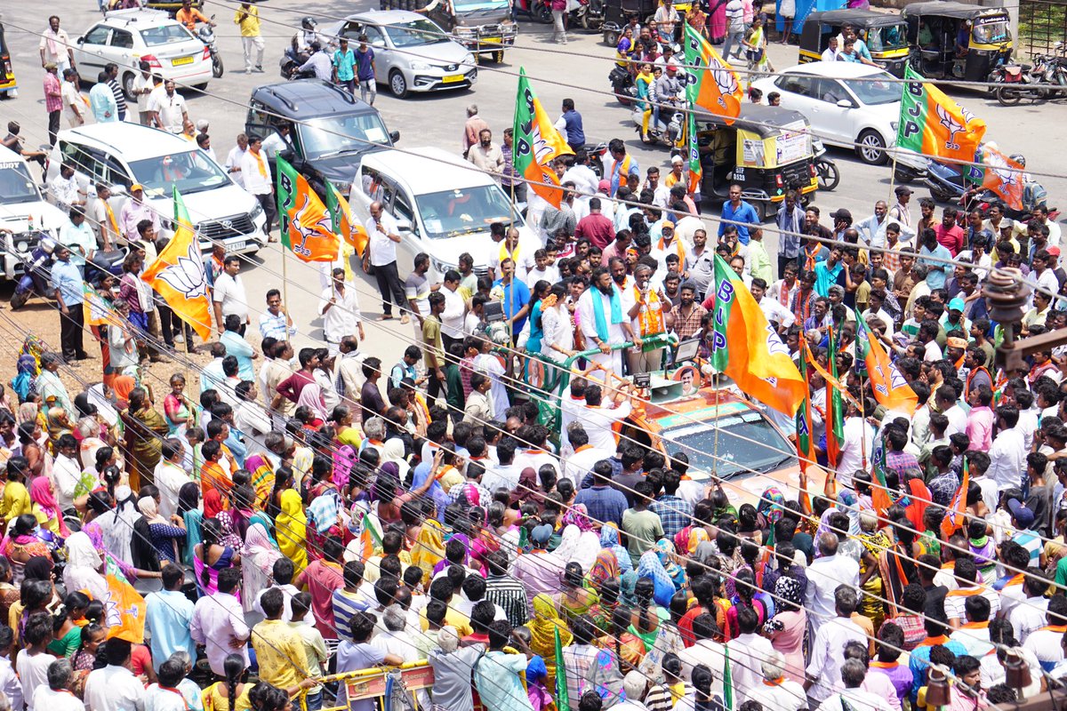 ಬಳ್ಳಾರಿ ನಗರ ವಿಧಾನಸಭಾ ಕ್ಷೇತ್ರದ ದೇವಿನಗರದಲ್ಲಿ ಸನ್ಮಾನ್ಯ ಶ್ರೀರಾಮುಲು ಅವರು, ರೋಡ್ ಶೋ ಮೂಲಕ ನನ್ನ ಪರವಾಗಿ ಮತ ಯಾಚನೆ ಮಾಡಿದರು. ಸ್ಥಳೀಯ ಮುಖಂಡರು, ಕಾರ್ಯಕರ್ತರು, ಬೆಂಬಲಿಗರು ಹಾಜರಿದ್ದರು. @sriramulubjp @BJP4Karnataka