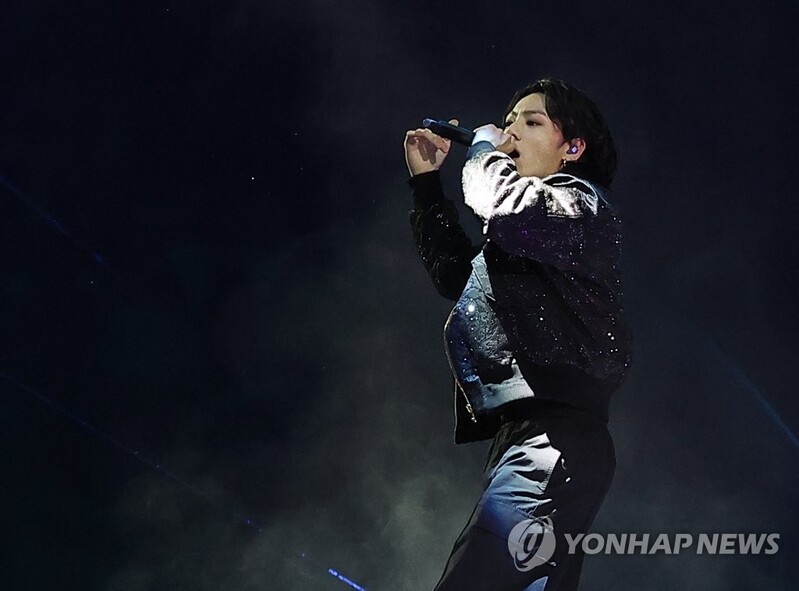 kvibe_yonhap's tweet photo. #Jungkook of #Kpop supergroup #BTS has been included within“#WorldGuinnessRecord” with the title of first #Kpop solo artist to have reached 1 billion streams the fastest,

#정국 #방탄소년단 #기네스레코즈 

 https://t.co/ZemPiUCPGW https://t.co/bKVtwWEEFr