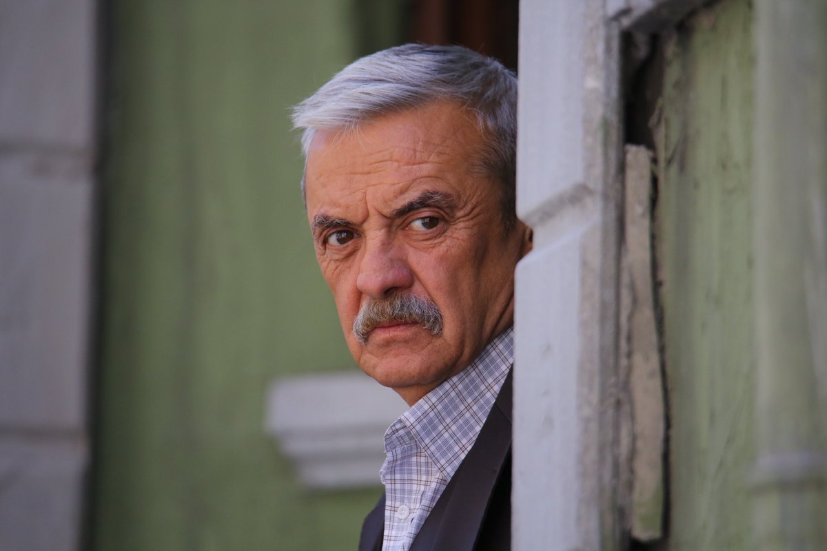 MuzikveTV's tweet image. #YürekÇıkmazı 23.Bölüm Özet ve Kareleri

Görelilerin Ali Fuat’ın kızının yaşadığını öğrenmiş olmaları Halil’in planlarını alt üst eder. Halil’in işi şimdi çok daha zordur, iki hayati meselesi olmuştur artık. Ali Fuat’ın masumiyetini ispatlamaya çalışırken, Görelilerin Zeynep’in…