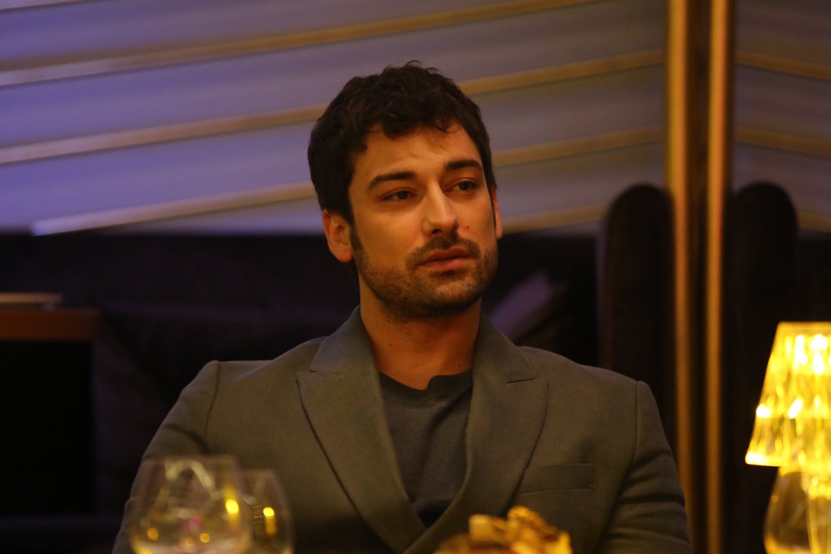 MuzikveTV's tweet image. #YürekÇıkmazı 23.Bölüm Özet ve Kareleri

Görelilerin Ali Fuat’ın kızının yaşadığını öğrenmiş olmaları Halil’in planlarını alt üst eder. Halil’in işi şimdi çok daha zordur, iki hayati meselesi olmuştur artık. Ali Fuat’ın masumiyetini ispatlamaya çalışırken, Görelilerin Zeynep’in…