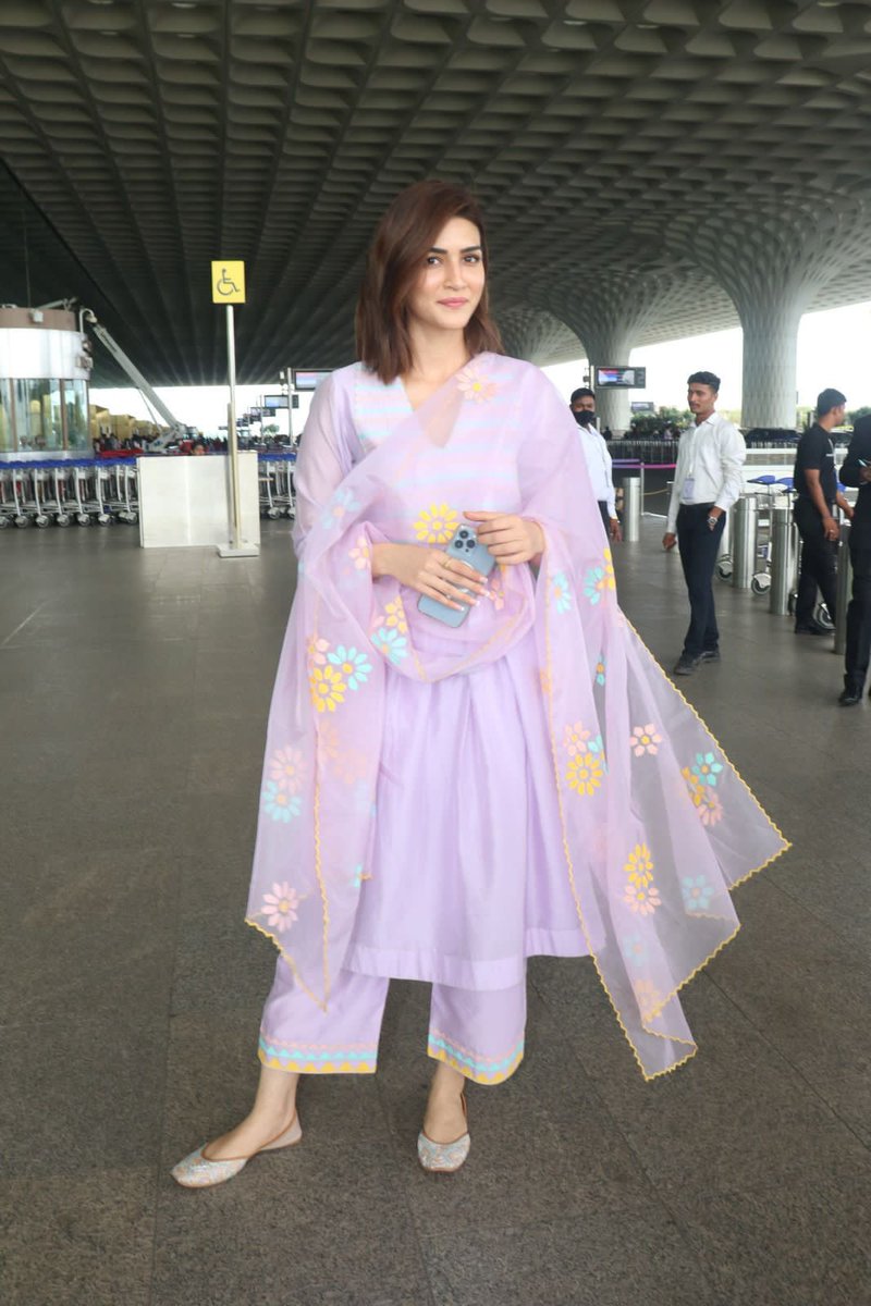 ott_release's tweet photo. #Adipurush Director #OmRaut producer #BhushanKumar &amp; actress #KritiSanon set off to Hyderabad to treat fans with an exclusive preview of the upcoming trailer!

#Adipurushtrailer @kritisanon
@omraut #Prabhas𓃵 https://t.co/OjDfUgKhGa